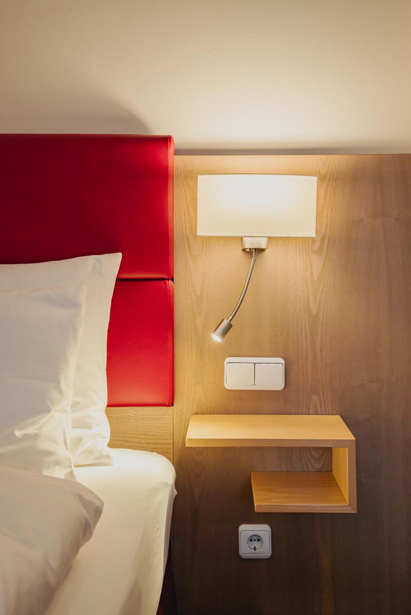 Hotel Hachinger Hof Oberhaching Bagian luar foto